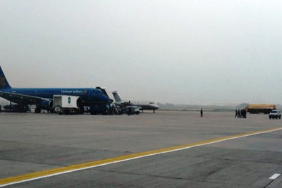 Máy bay của Vietnam Airlines bị rách lốp khi hạ cánh