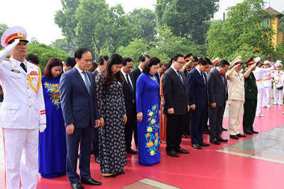 Lãnh đạo Đảng, Nhà nước và TP Hà Nội dâng hương tưởng niệm các anh hùng, liệt sỹ