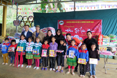 Trung tâm Khuyến nông Hà Nội tặng quà học sinh huyện Mù Cang Chải