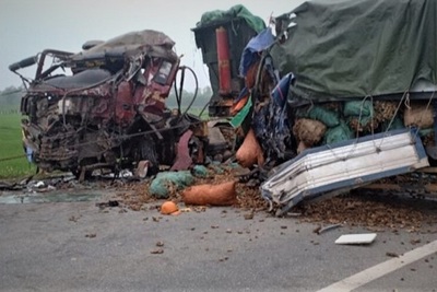 Nghệ An: Xe tải và xe đầu kéo đâm nhau trực diện, 2 người tử vong