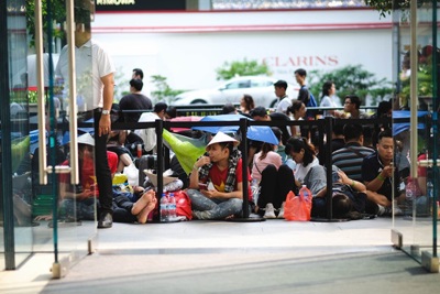 Hàng trăm người Việt xếp hàng chờ mua iPhone 11