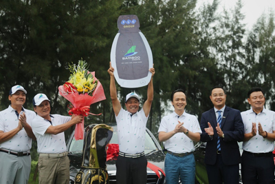 Chủ tịch Tập đoàn FLC – ông Trịnh Văn Quyết trao giải thưởng HIO 10 tỷ đồng cho golfer Trần Huy Cương