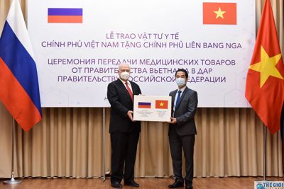 Việt Nam trao tặng khẩu trang hỗ trợ Nga chống dịch Covid-19