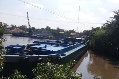 Tiền Giang: Hàng chục sà lan trọng tải lớn xếp hàng dưới dòng kênh Hai