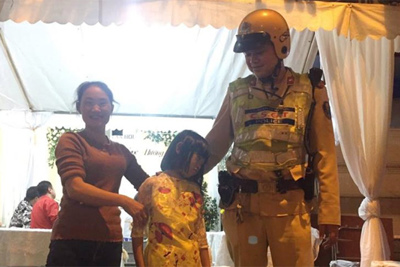 Hà Nội: Bé gái 10 tuổi bị lạc được CSGT giúp đoàn tụ với gia đình