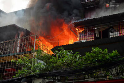 Hà Nội: Cháy lớn tại căn hộ ở khu tập thể Kim Liên