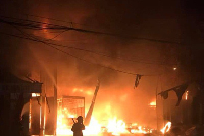 Hà Nội: Chữa cháy xưởng gỗ trong đêm, 1 chiến sỹ cứu hỏa bị thương