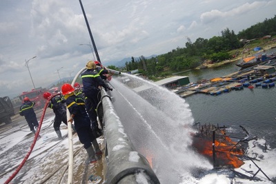 Quảng Ngãi- Tạm dừng lưu thông qua cầu sau vụ cháy tàu