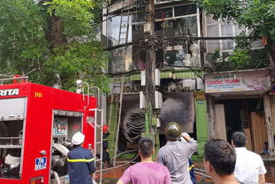 Hà Nội: Cháy cửa hàng kinh doanh nội thất, nhiều người nhảy sang nhà liền kề thoát thân