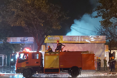 Cháy bãi giữ xe ô tô ở Đà Nẵng trong đêm