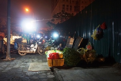 Chợ “cóc” trên phố Trần Quốc Vượng: Thiếu những giải pháp dài hơi