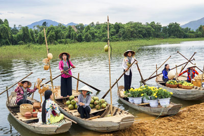 Nhộn nhịp chợ nổi Cái Răng trên hồ Đồng Mô