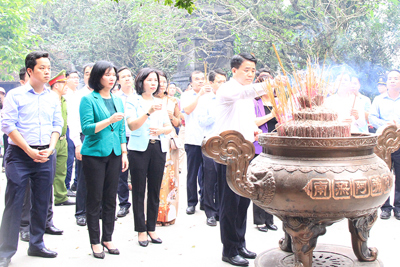 Đoàn đại biểu TP Hà Nội dâng hương tưởng niệm các Vua Hùng