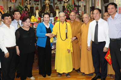 Chủ tịch Quốc hội Nguyễn Thị Kim Ngân thăm, chúc mừng Đại lão Hòa thượng Thích Phổ Tuệ