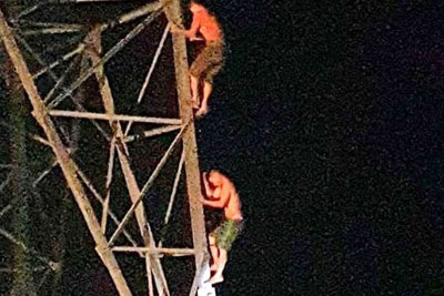 Nghệ An: Giải cứu thành công 2 anh em mắc kẹt trên cột điện cao thế nhiều giờ trong đêm