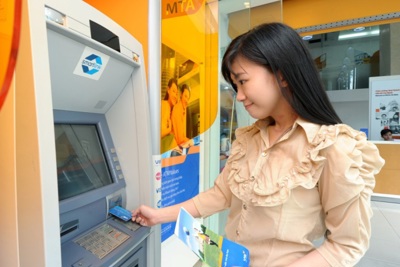 Tăng phí rút ATM: Ngân hàng ép chủ thẻ