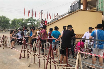 Hàng trăm người hâm mộ xếp hàng từ sáng sớm mua vé xem U23 Việt Nam