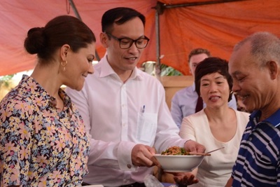 [Ảnh] Công chúa kế vị Thụy Điển thưởng thức bún bò Nam Bộ tại Hà Nội
