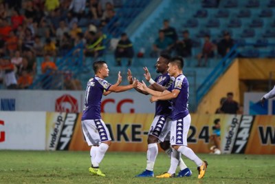 Bùi Tiến Dũng lần đầu bắt chính giúp Hà Nội FC vượt qua SHB Đà Nẵng