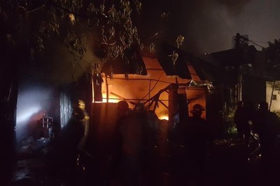 Hà Nội: Cháy lớn tại xưởng nhựa ở đường Tân Mai