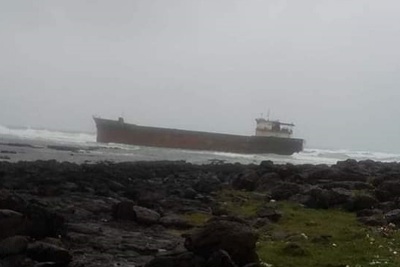 Quảng Ngãi: Tàu hàng chết máy trôi dạt vào bờ