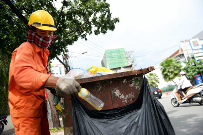 TP Hồ Chí Minh đề xuất giảm 50% học phí cho con của người thu gom rác: Nhiều ý kiến trái chiều