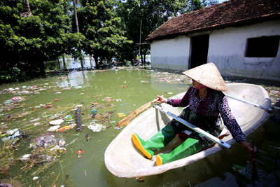 Ngập lụt kéo dài, người dân xóm Bèo kêu trời vì rác gây ô nhiễm nặng