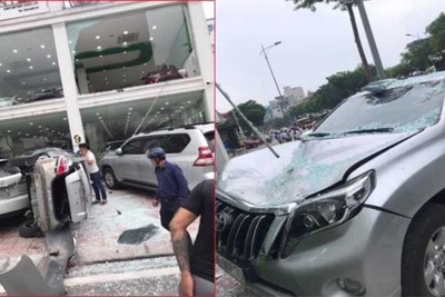 Hà Nội: Kinh hãi xe ô tô Vios lao từ tầng 2 showroom xuống đất