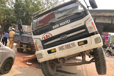 Hà Nội: Xe tải lật trên đường Nguyễn Trãi