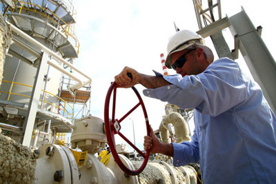 Giá dầu quay đầu giảm hơn 1% bất chấp leo thang căng thẳng Mỹ - Iran