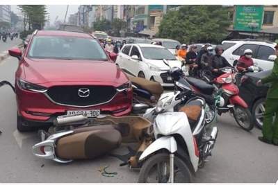 Hà Nội: Ô tô Madaz CX5 đâm hàng loạt xe máy ở Ngã Tư Sở