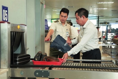 Đại lý vé máy bay “xúi” hành khách dùng giấy tờ giả để đi máy bay