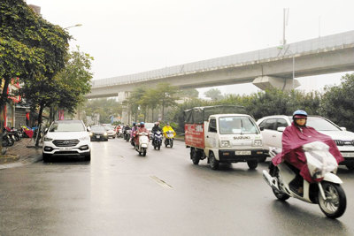 [Điểm nóng giao thông] Nhiều xe dừng đỗ sai quy định trên phố Hoàng Cầu