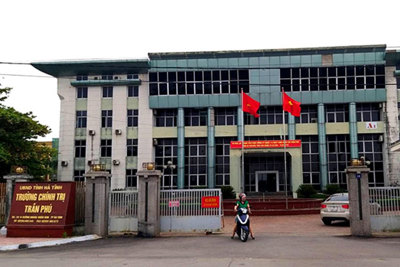 Hà Tĩnh: Đưa tin sai trên Facebook một trưởng khoa của trường chính trị bị đình chỉ công tác