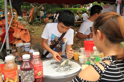 Hàng rong bủa vây, tiềm ẩn nguy cơ mất vệ sinh an toàn thực phẩm tại Lễ hội Đền Hùng