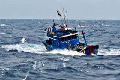 Quảng Ngãi: Điều phương tiện hỗ trợ tàu cá và 6 ngư dân bị nạn