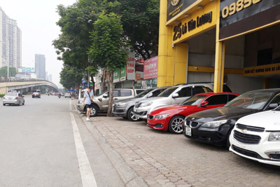 Tuyến Tố Hữu - Lê Văn Lương: Hàng loạt cửa hàng ô tô lấn chiếm lòng đường, vỉa hè