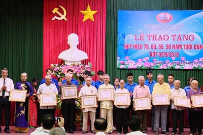 163 đảng viên huyện Thường Tín được trao tặng huy hiệu Đảng đợt 2/9