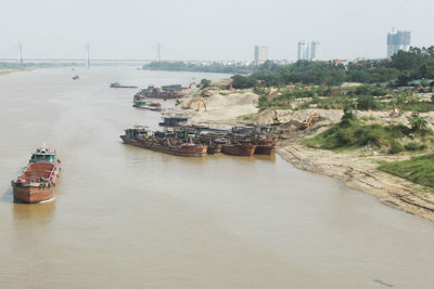 Hà Nội: 153 bãi tập kết, trung chuyển vật liệu xây dựng ven sông hoạt động trái phép
