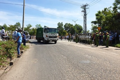 Đà Nẵng huy động công an bảo vệ để xe chở rác vào bãi rác Khánh Sơn