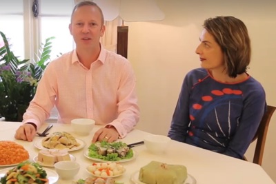 [Video] Đại sứ Anh cùng vợ vào bếp bóc bánh Chưng đón Tết Nguyên đán