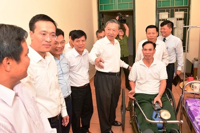 Ban lãnh đạo Vietcombank tham gia đoàn công tác thăm và tặng quà các đồng chí thương binh