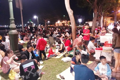 TP Hồ Chí Minh: Virus corona cũng không ngăn được người dân đổ về khu trung tâm xem pháo hoa