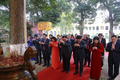 Đoàn lãnh đạo TP dâng hương tưởng nhớ Chủ tịch Hồ Chí Minh