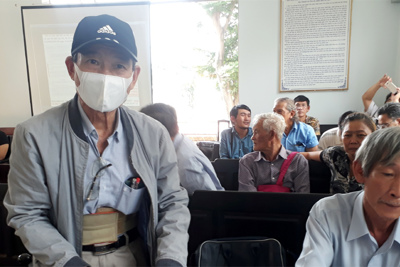 TP Hồ Chí Minh: Dân đem loa "kẹo kéo" tới phiên tòa xử UBND Quận 2 bị dân kiện