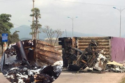 Xe container bốc cháy sau tai nạn giao thông, 2 người tử vong trong cabin