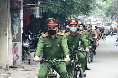 Chùm ảnh: Quận Thanh Xuân tuyên truyền, xử phạt các trường hợp vi phạm phòng dịch Covid-19
