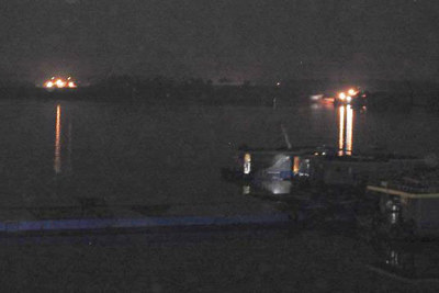 Giữa đêm khuya điều khiển tàu trên sông Đuống hút cát trái phép
