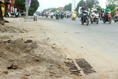 Tại phường Trung Văn: Tràn ngập đất thải trên vỉa hè đường Tố Hữu