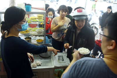 [Ảnh] Người Hà Nội xếp hàng mua bánh trôi, chay dịp Tết Hàn thực